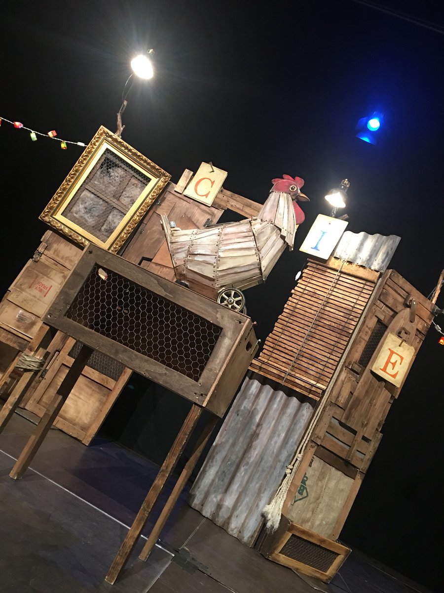 Una parella de grangers, veïns, narradors,  aus, unes quantes andròmines i una gallina! #LaGallinaDelsOusDOr de <a href="/ZumZumTeatre/">Zum-Zum Teatre</a> brillant dramatúrgia i posada en escena, la resta és ofici, molt ofici! #RamonBegonya són complicitat creativa i artística. Una parella #MustEscènic