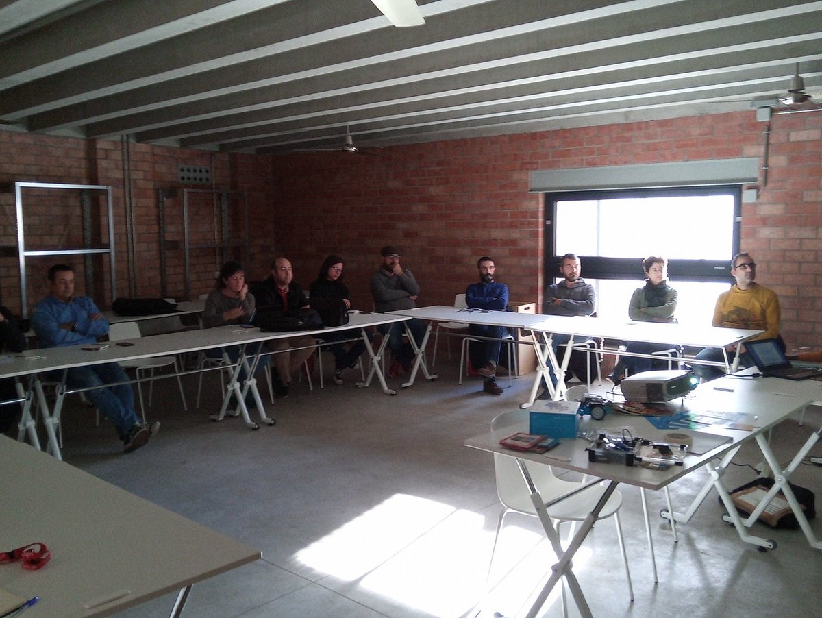 punttic's tweet photo. Avui un bon grup de dinamitzadors TiC, mestres i educadors curiosos per la #tecnologia, #programació i #RoboticaEducativa han participat a la 7a trobada #ScratchEdMeetup que s'ha fet a la @Lleialtat de Sants #Barcelona #ScratchEdBCN https://t.co/XIK48Pev6Z