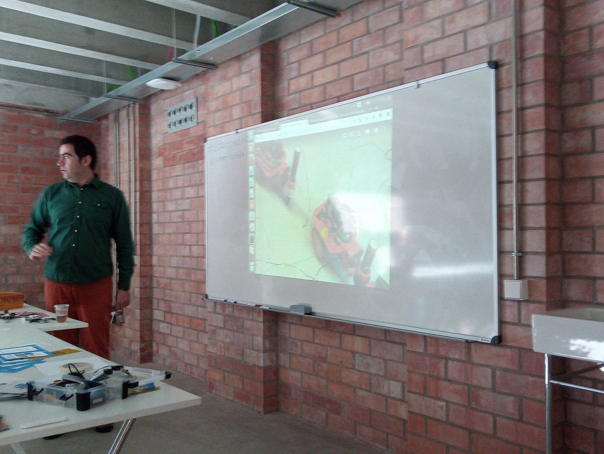 punttic's tweet photo. Avui un bon grup de dinamitzadors TiC, mestres i educadors curiosos per la #tecnologia, #programació i #RoboticaEducativa han participat a la 7a trobada #ScratchEdMeetup que s'ha fet a la @Lleialtat de Sants #Barcelona #ScratchEdBCN https://t.co/XIK48Pev6Z