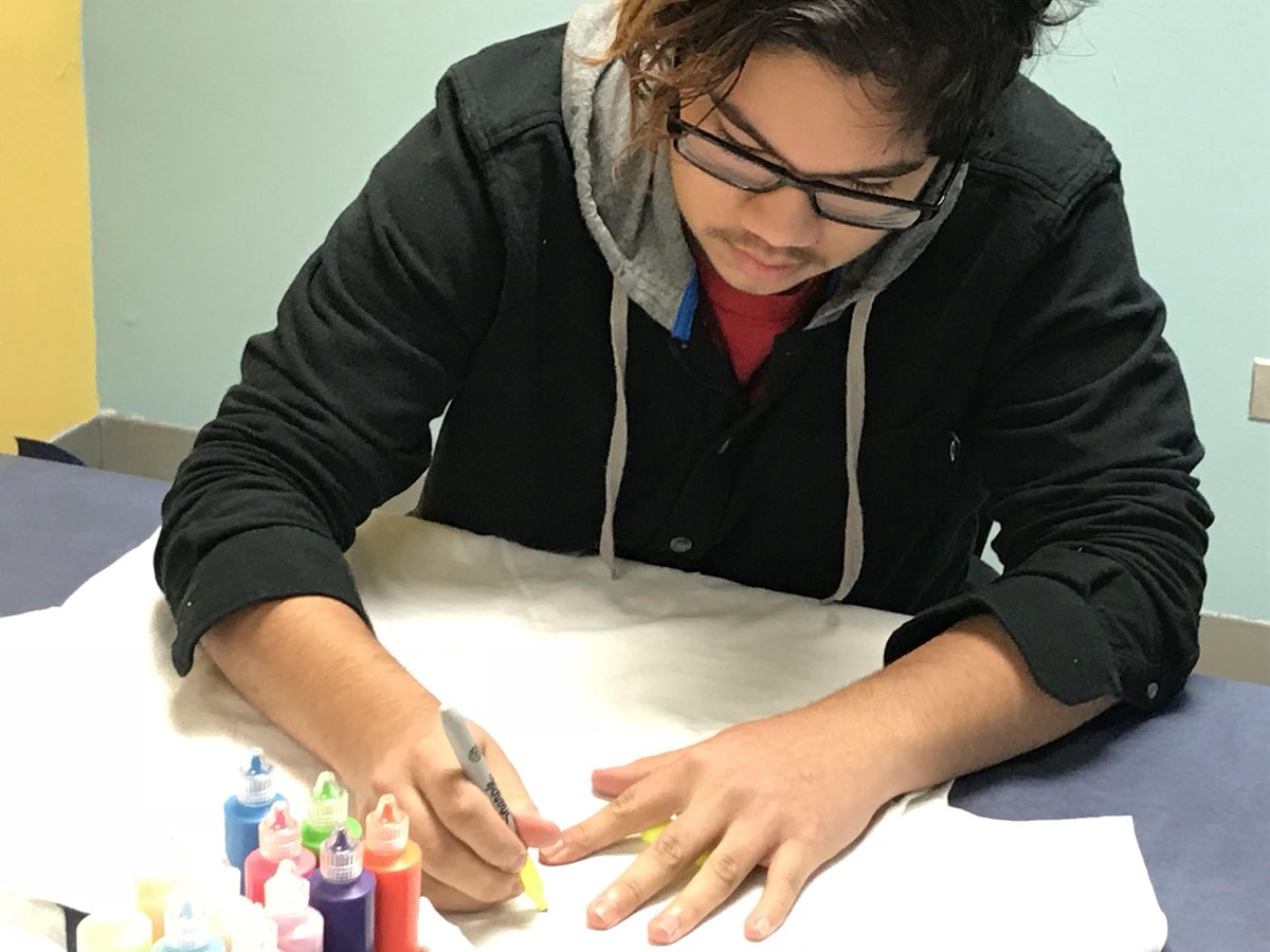 NChicagoLibrary's tweet image. Look what's happening in our #blacklight #studio #BlacklightPaintParty

Painting until 4 PM!