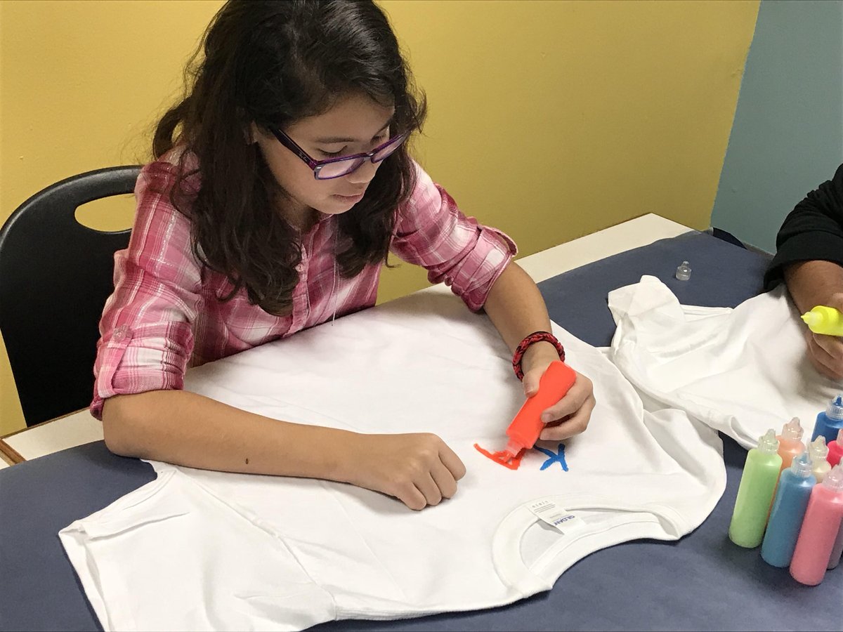 NChicagoLibrary's tweet image. Look what's happening in our #blacklight #studio #BlacklightPaintParty

Painting until 4 PM!