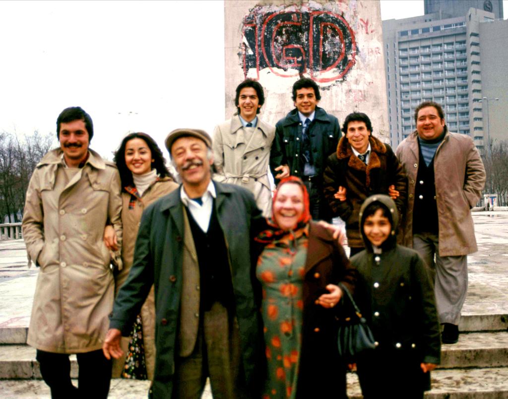 Net çıksaymış iyiymiş.😔 Yine de kalmasın kuytu kenarda. 40 yıldır duruyor tozlu  raflarda. Gün ışığı görsün artık. Vardır meraklısı seveni, onlara gelsin. Amme hizmeti sayılır belki? 😏  "Neşeli Günler" ❤ 1978/Taksim meydanı...