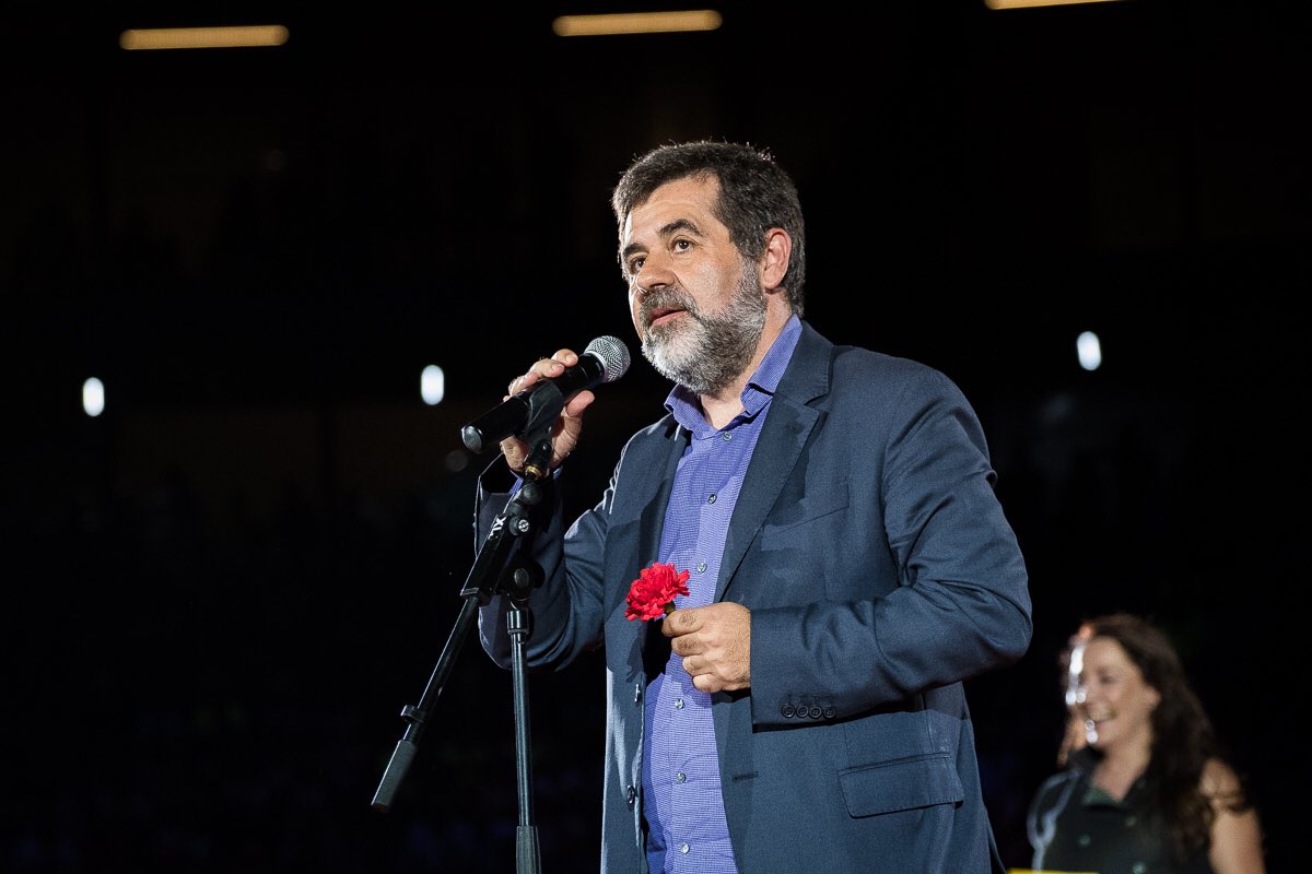 jordisanchezp's tweet photo. Ahir vaig aconseguir que sentíssiu la meva veu. Avui m’han canviat de mòdul dins de la presó.  És la seva reacció a l’exercici de la meva #llibertat https://t.co/srrXz2VN4m