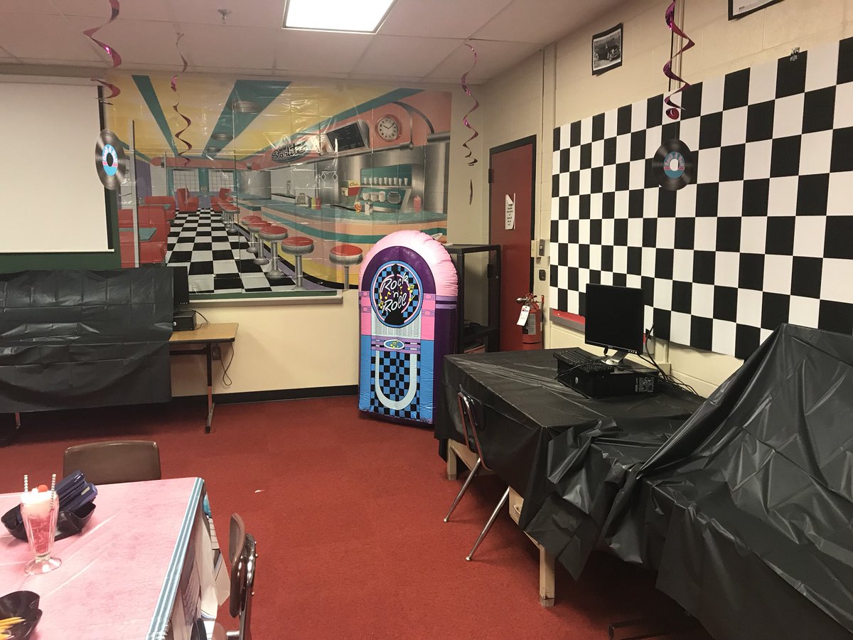 Teach2muchMath's tweet photo. 50’s Diner Classroom transformation! #percentunit #teacherlife @ronclarkacademy https://t.co/BceUVpoEwt