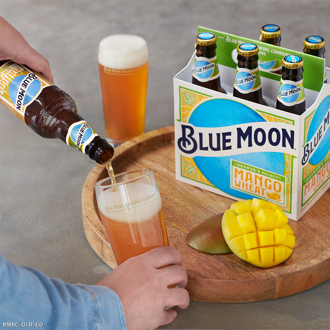 BlueMoonBrewCo's tweet photo. Glasses clinking and fruitful drinking. Try our award-winning Mango Wheat. https://t.co/x3GNa6qSXf
