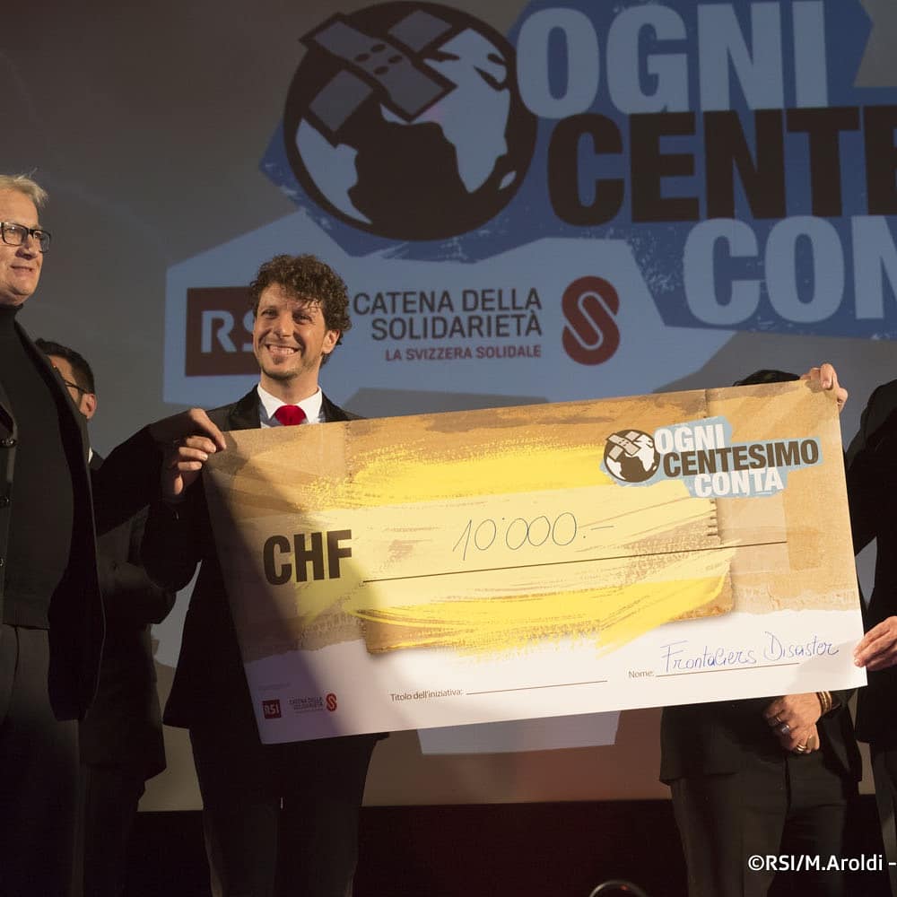 RSIonline's tweet photo. Frontaliers solidali in favore di Ogni centesimo conta! Il ricavato dell'anteprima di gala devoluto in favore di progetti per i giovani in difficoltà. #occ17 https://t.co/Apxeq0we94