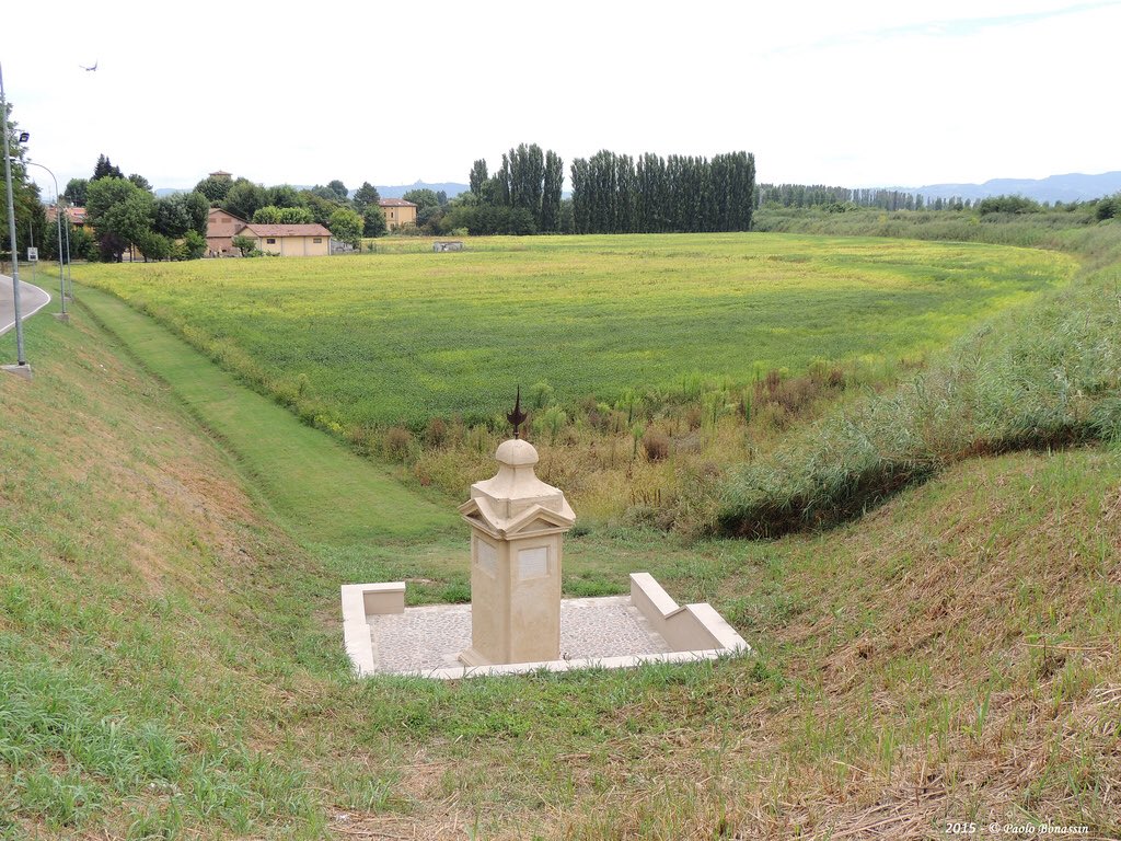 archeo_pop's tweet photo. Il cippo di Sacerno, oggi nel comune di Calderara di Reno, posto nel luogo in cui fu sancita l’alleanza fra Ottaviano, Marco Antonio e Lepido: il Secondo Triumvirato 

#Ulisse https://t.co/Z2fdCqu8io