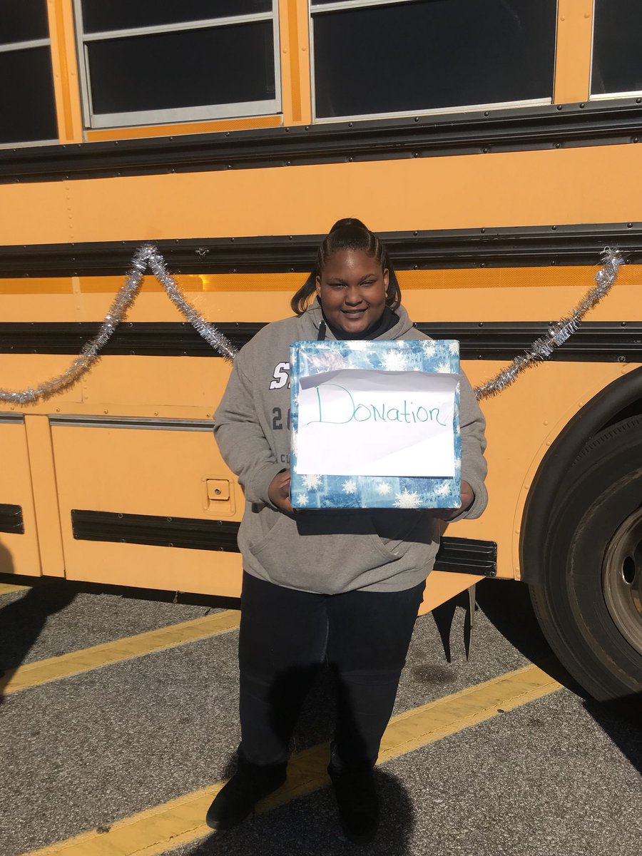 fchsbetaclub1's tweet photo. Our Betas are working hard!!😄😄 Thanks to everyone who came out and helped with the Zion Hill Prevention Save the Kids “Stuff the Bus” activity! https://t.co/uvibkIGBsw