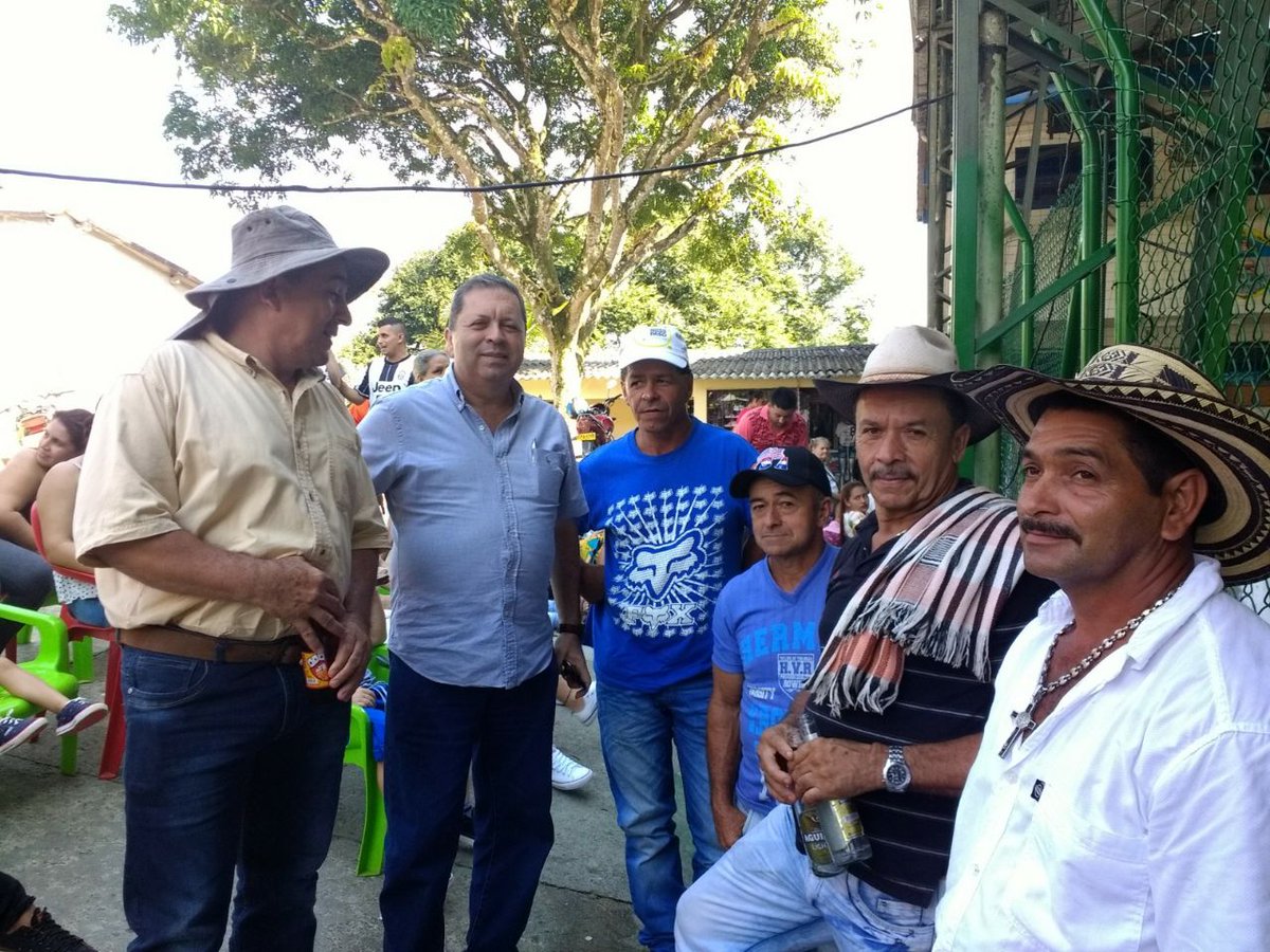 JaimeACanoM's tweet photo. Nos sentimos felices de seguir compartiendo con la hermosa comunidad sanluiseña, totalmente convencidos del apoyo para @catrujillog #C4Senado y @NidiaMOsorio #C104Cámara. SOMOS EL EQUIPO DE ANTIOQUIA https://t.co/3J0Gh4SCzN