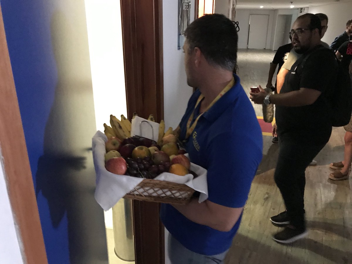 alanalviis's tweet photo. Frutas são levadas para o camarim de Ivete. Olha aí a cesta!! Tem banana, maçã e uvas. Cantora ainda não chegou. #FV2017 https://t.co/EAtE20OUvW