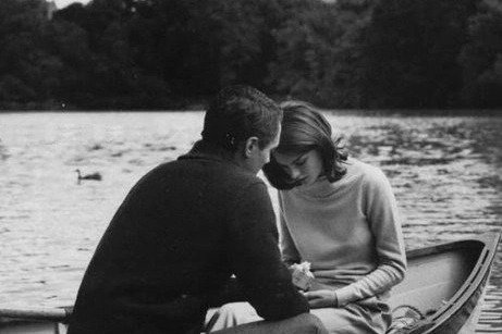 Sen benim hiçbir şeyimsin

Yabancı bir şarkı gibi yarım
Yağmurlu bir ağaç gibi ıslak
Hiç kimse misin bilmem ki nesin
Uykumun arasında çağırdığım
Çocukluk sesinle ağlayarak

Sen benim hiçbir şeyimsin…

Attilâ İlhan