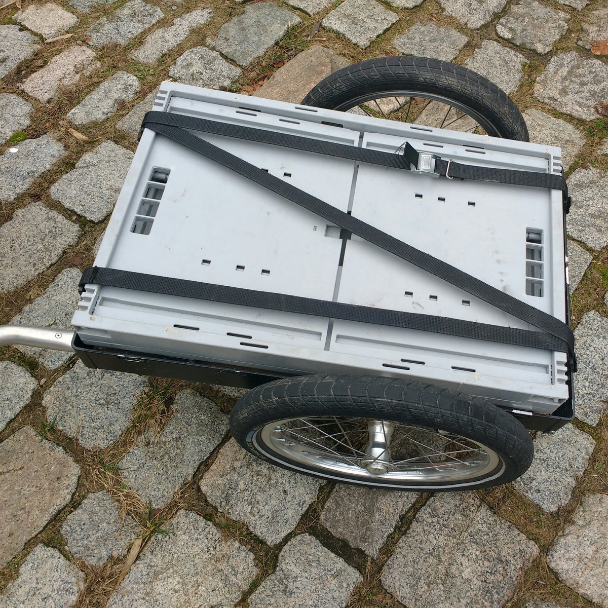 minti42's tweet photo. Optimierter Wochenendeinkauf  mit #Fahrrad, #Anhänger und Faltkiste in fünf Bildern. Auf dem Hinweg vorbei an Ampeln, Stau u. SUV auf Parkplatzsuche bis direkt vor die Ladentür, anschließend d. Einkauf bis vor die Haustüre gerollt. Hach, das Leben kann so einfach sein. #hinterher https://t.co/RNqCme7H1j