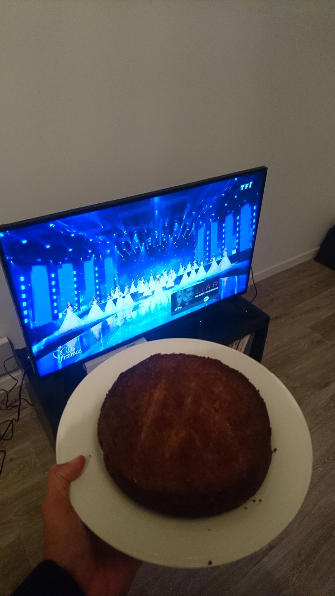 MlleLteste's tweet photo. Du gras et du sucre pour alimenter nos bourrelets devant miss France #Kouignaman #Bretagne #MissFrance2018 https://t.co/drKSMEtLFb