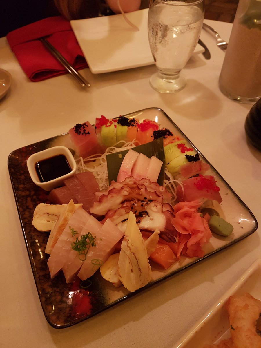 solomonsk's tweet photo. "Wizard of Oz" Maki roll and assorted sashimi. #NaruRestaurantBarbados #birthdaydinner https://t.co/8Pa1KwxjGs