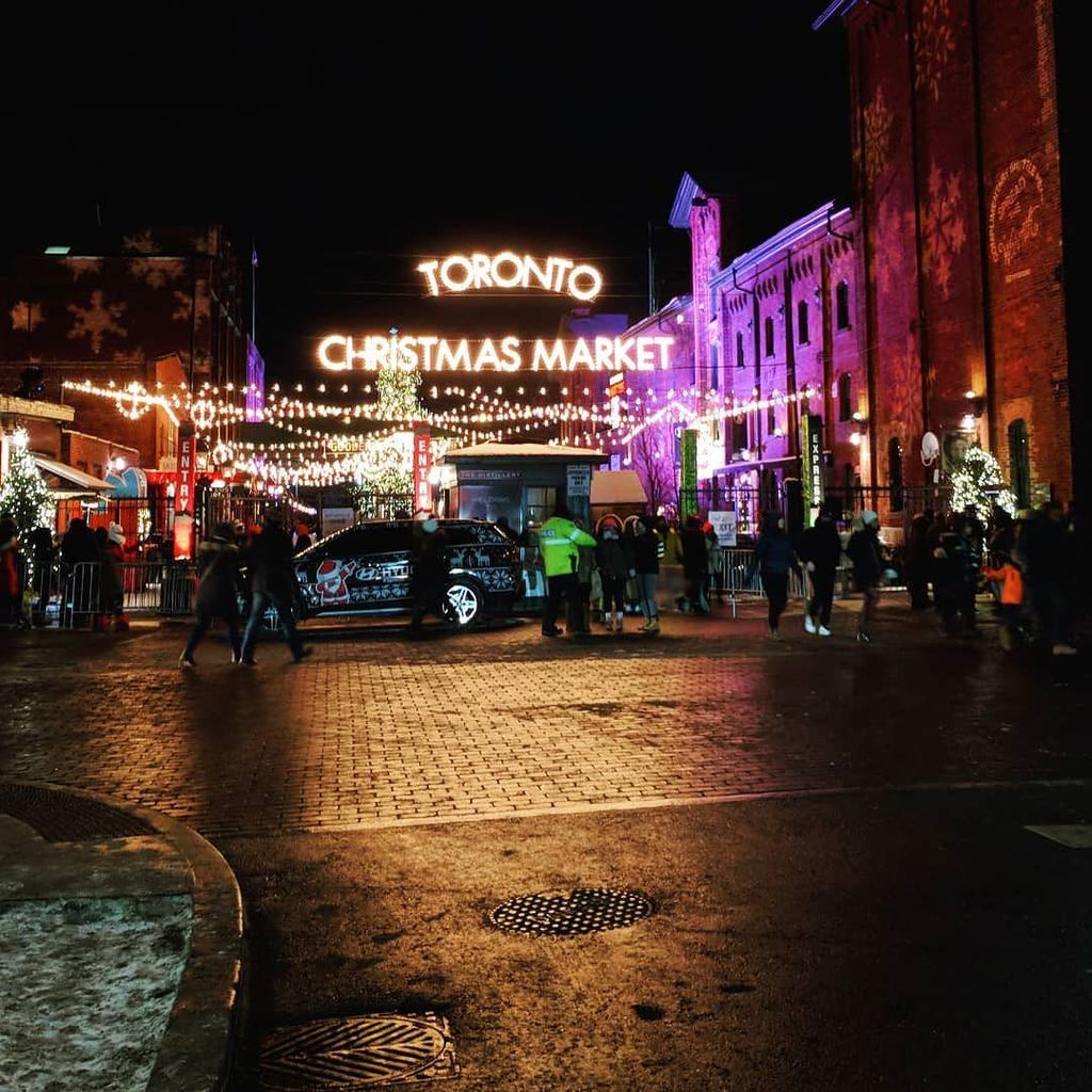 EdilsonVizotto's tweet photo. #christmasmarket #christmas #winterwonderland  #winter #saturdaynight #funwithfriends #distillerydistrict #toronto #ontario #canada https://t.co/37WCMaan1w