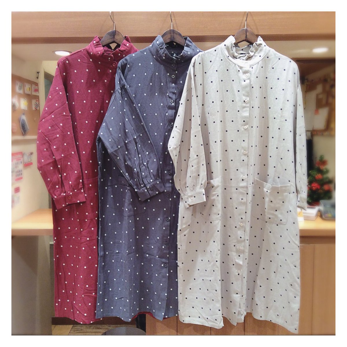 Jolie Hep Five店 Merlot から新商品です ゆったりコットンシャツワンピース ドット 柄スタンドカラーワンピース シャツワンピースは1枚でも パンツを重ねてゆるコーデもおすすめです ドットワンピースは襟がフリルになっていて リボンで Jolie Hep Five店 Merlot から新商品です ゆったりコットンシャツワンピース ドット 柄スタンドカラーワンピース シャツワンピースは1枚でも パンツを重ねてゆるコーデもおすすめです ドットワンピースは襟がフリルになっていて リボンで