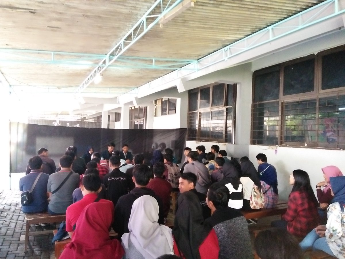 [LIVE REPORT]
Sedang berlangsung Musyawarah Umum Mahasiswa Prodi (Sidang Awal Tahun) kepengurusan periode 2018 di Koridor Barat Ged C