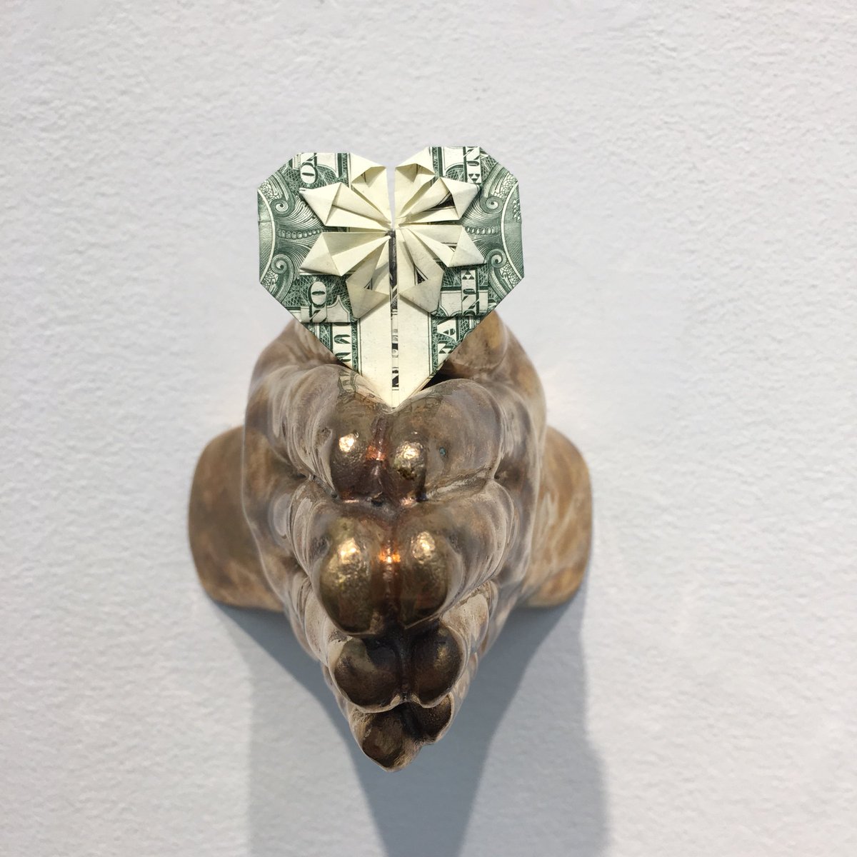 UNIXGallery's tweet image. The head and the heart, a balancing act:
“In God We Trust Everyone Else Pays Cash” by @merinoeugenio on view now for the group show #UNIX 
.
.
.
#unixgallery #groupshow #eugeniomerino #eugeniomerinoart #art #artist #gallery #titular #chelsea #sculpture #contemporaryart #💀 #❤️
