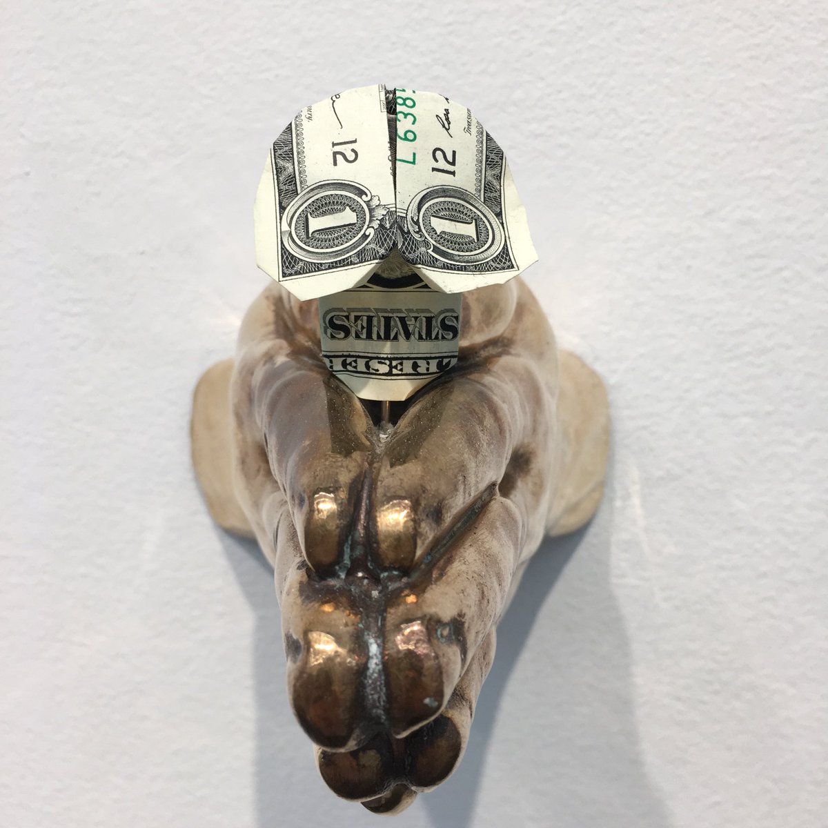 UNIXGallery's tweet image. The head and the heart, a balancing act:
“In God We Trust Everyone Else Pays Cash” by @merinoeugenio on view now for the group show #UNIX 
.
.
.
#unixgallery #groupshow #eugeniomerino #eugeniomerinoart #art #artist #gallery #titular #chelsea #sculpture #contemporaryart #💀 #❤️