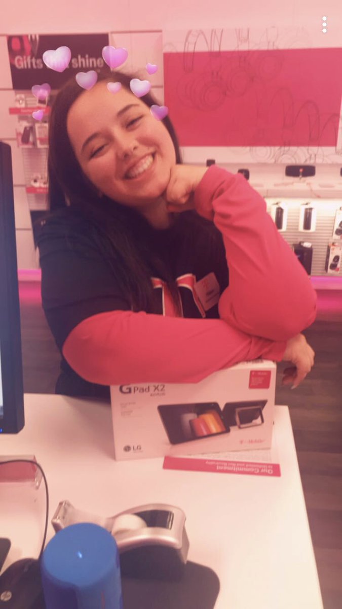 DanielBasutlo's tweet photo. Customer a little shy, but @edubhalee keeping up w. These holiday shoppers! Lg pad for his wife ! #DELIVERMORE @King_Oscar94 @DarthNater87 @MGonzal186 @tmobile https://t.co/vBQaAfFT8J