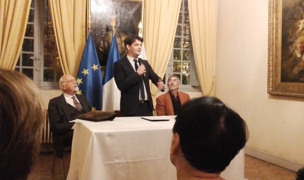 JEANRENELAGET's tweet photo. Jérôme #Viaud, Robert #Verlaque et Keith Cameron à la Villa #Fragonard pour présenter les prochaines étapes du succès : " #Grasse du Moyen-Age à la Belle Epoque" : éditions anglaise et italienne - #Grasse06 #PaysdeGrasse #AlpesMaritimes - #RPF #RPFGrasse #RPR #RPRGrasse #Laget https://t.co/JHqfiju28u