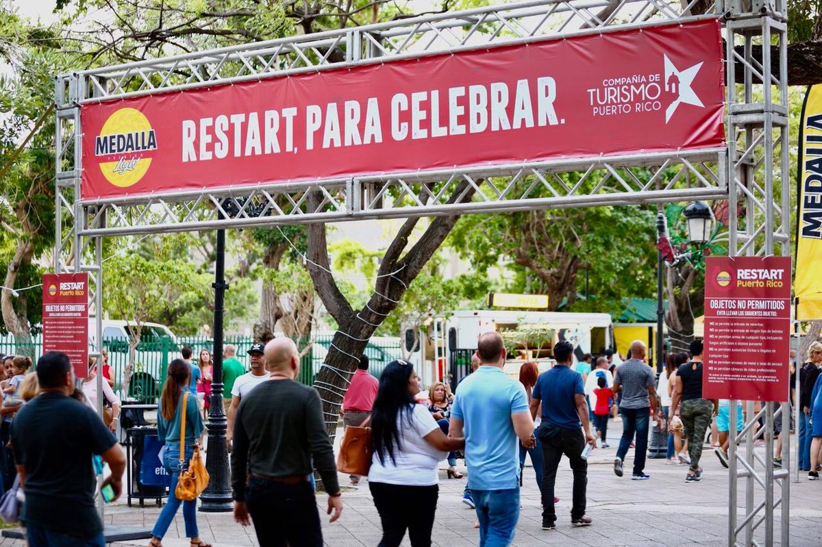 CTPuertoRico's tweet photo. ¡El Viejo San Juan se enciende en esta Navidad! 

Seguimos celebrando junto a @medallaofficial en nuestra capital turística.

Aún estás a tiempo, acompáñanos en el Paseo La Princesa.

#RestartParaCelebrar #BestInTravel2018 https://t.co/K8bGUrH3vi