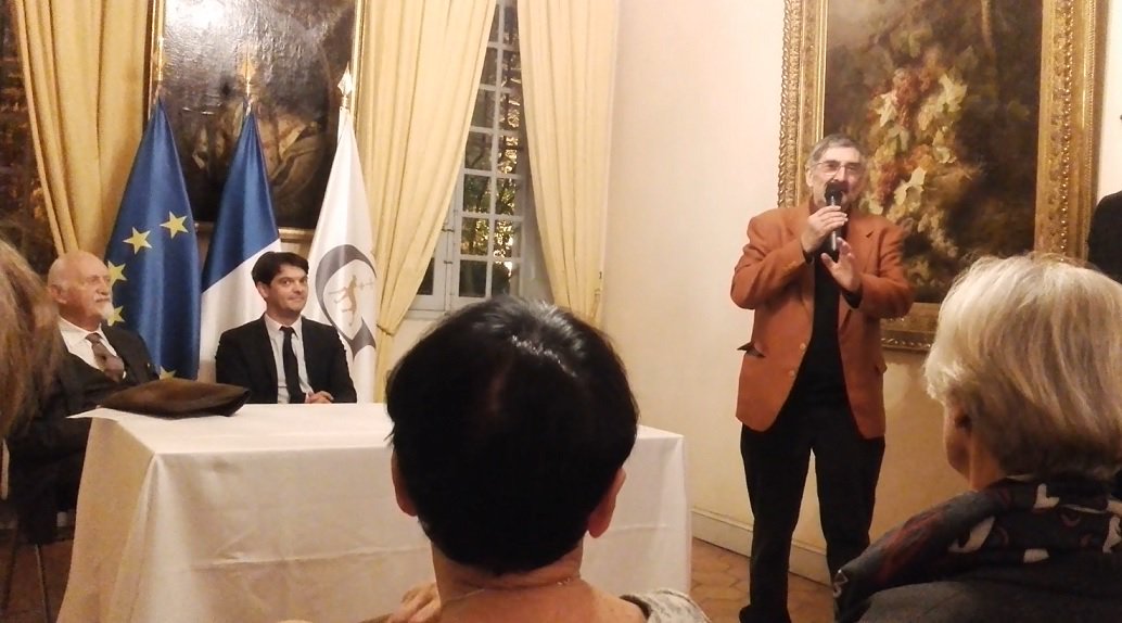 JEANRENELAGET's tweet photo. Jérôme #Viaud, Robert #Verlaque et Keith Cameron à la Villa #Fragonard pour présenter les prochaines étapes du succès : " #Grasse du Moyen-Age à la Belle Epoque" : éditions anglaise et italienne - #Grasse06 #PaysdeGrasse #AlpesMaritimes - #RPF #RPFGrasse #RPR #RPRGrasse #Laget https://t.co/JHqfiju28u