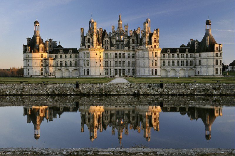 MagEgomaigue's tweet photo. #France Comme au #Gabon la folie des grandeurs dès parvenus: @EmmanuelMacron fête son anniversaire dans un château «en famille» @libe @BFMTV https://t.co/TSVxYDMTZr