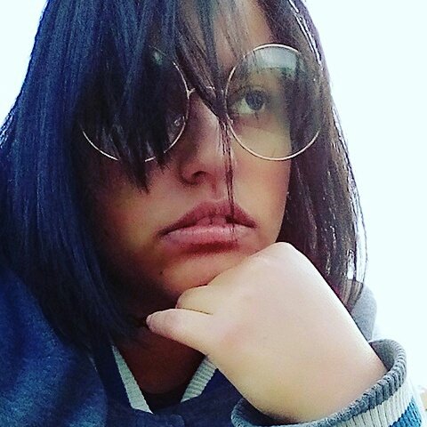 Cara de drogado y lentes de nerd incómodo socialmente

#NuevaFotoDePerfil