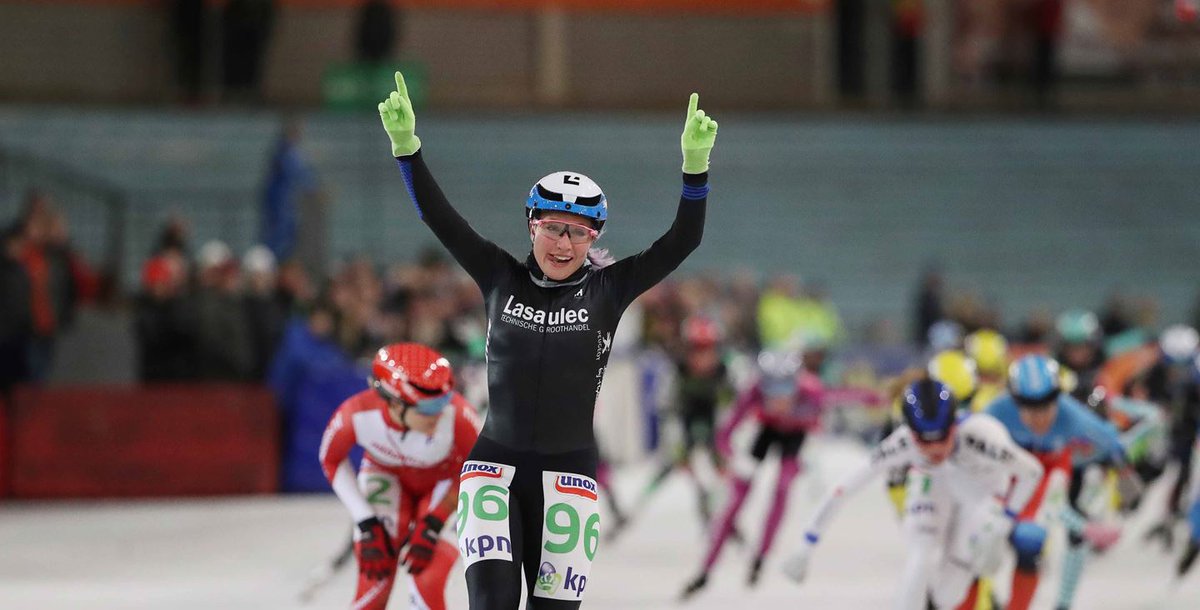 Francesca Lollobrigida pakt na een afwezigheid van vijf weken de overwinning in Den Haag: ‘En nu lekker kerst vieren met mama' schaatsen.nl/nieuws/2017/de…