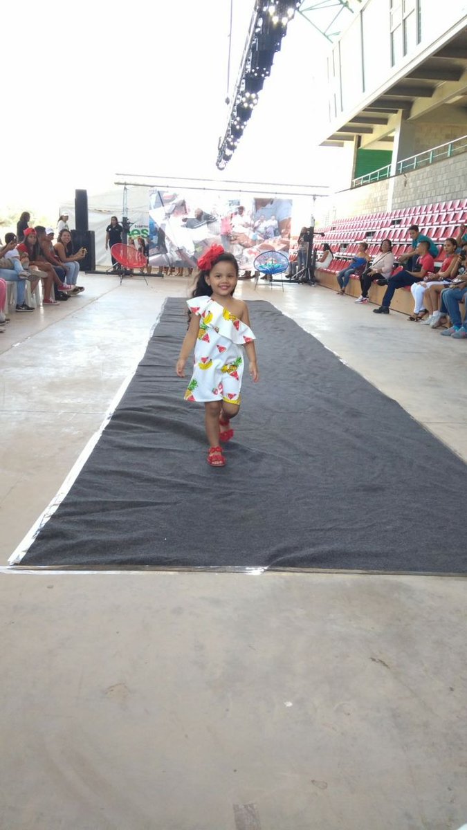MujerCesar's tweet photo. Los hijos e hijas de las mujeres emprendedoras de Casa Taller Beatriz García de Vigna participaron en la pasarela de @ExpoCesar2017 con productos diseñados en cursos de formación complementaria dirigidos por @SENAComunica !Felicidades! 👏👌😊 https://t.co/V2EBGSVif7