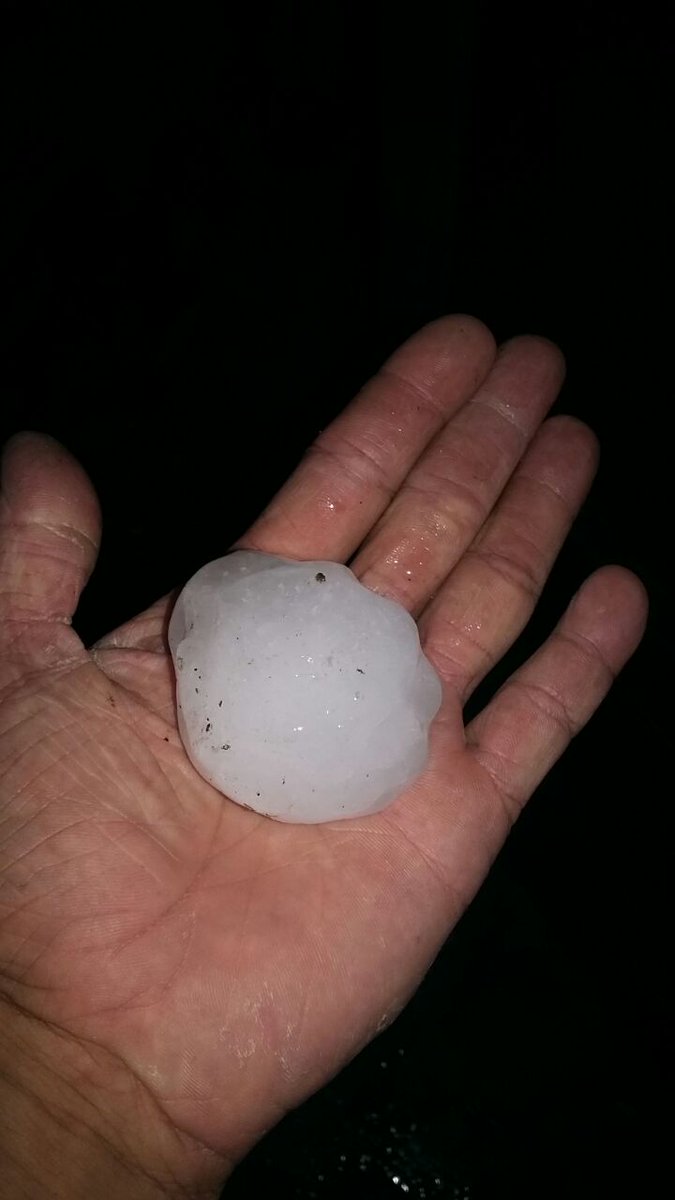 DiarioPuntal's tweet photo. [AHORA] Fuerte pedrea en Río Cuarto. Piedras de gran tamaño. https://t.co/bCDUU0UgdK