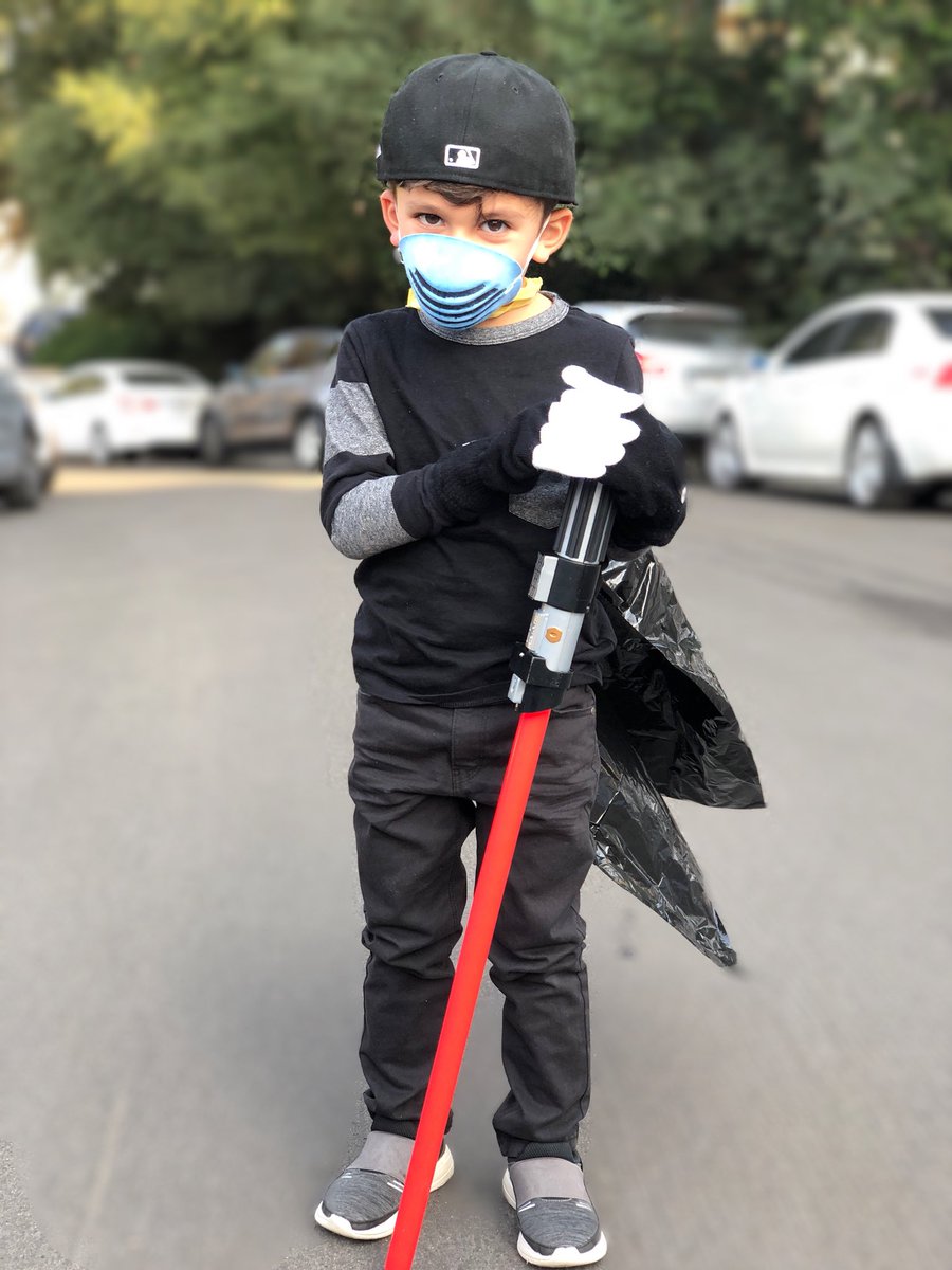 NAPPYTABS's tweet photo. When u find out the party you’re about to go to has a Star Wars Theme 😬 Cape: Glad Trash Bag Mask: Given from LA fires Gloves: Props from Show Helmet: Black Dodgers Hat #ParentProbs #FindingSolutions #HeDigsIt https://t.co/hxViTlwi54
