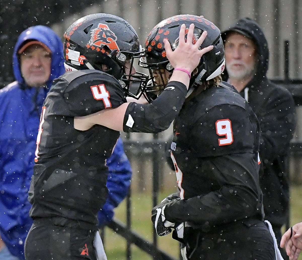 mfaulknerphotog's tweet photo. #Aledo beat Mansfield #Legacy 28 to 21 in high school playoff football at Pennington Field in Bedford, TX, Saturday, Dec. 16, 2017. @BearcatsofAledo @Gosset41 #Txhsfbplayoffs https://t.co/NHP5Cca9es