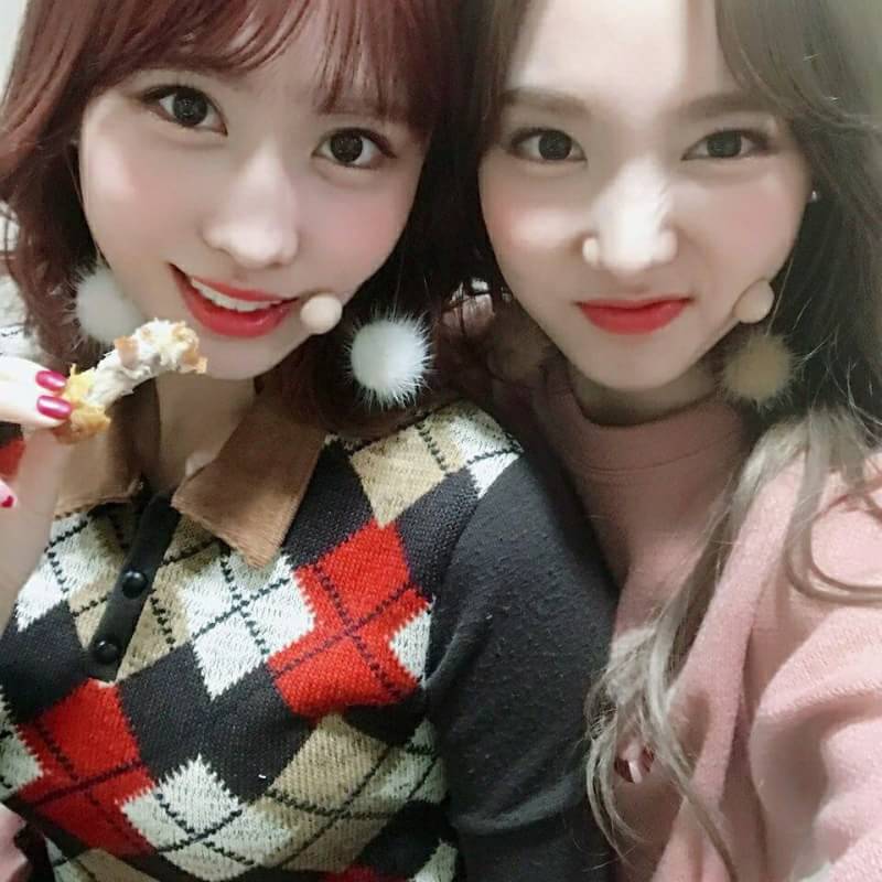 Twice nayeon and momo. момо твайс. Nayeon, dahyun, momo. Momo and nayeon. момо и наен твайс.