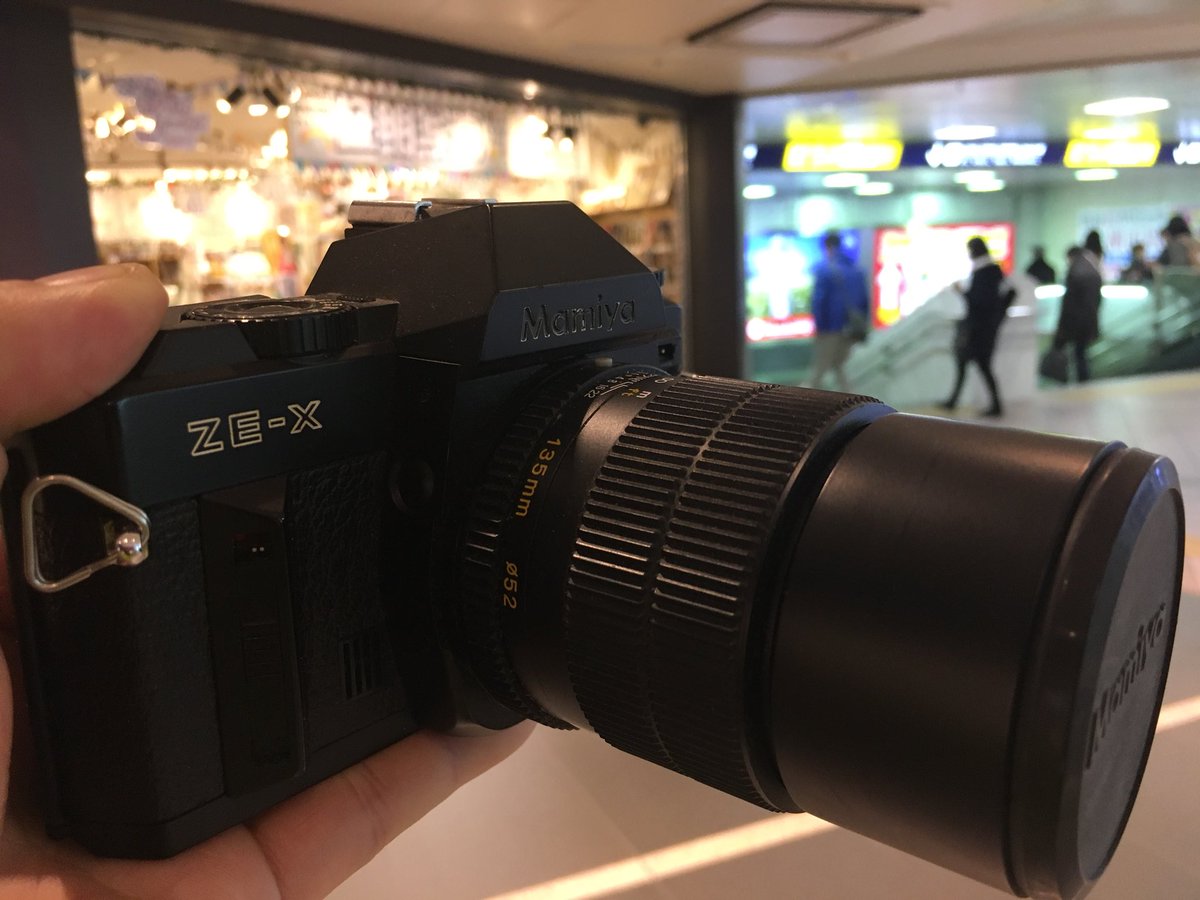 マミヤZE-Xと135mmレンズ付きでカメスズさんのジャンクボックスに入れ