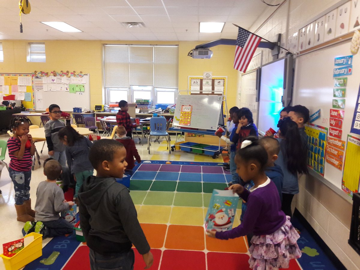 MrsBiteng114's tweet photo. We had a blast this past week using our senses to help Santa get ready for the Holidays! #TriangleKinders #SantaMissions #CupPhones #ElfHunt #CookieTasting https://t.co/t61iMU527A