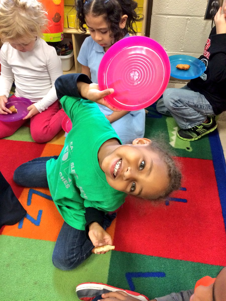 BilalsPreKClass's tweet photo. 🍎s from 🌳s, and 🥔s from the ground! On Day 4 of Hannukah with accompanied our cooked 🍎s with delicious latkes!! 🎉#foodsfromfarms #learningistasty @APSGardenHills @aps_OEL https://t.co/0KOaJZkYm9