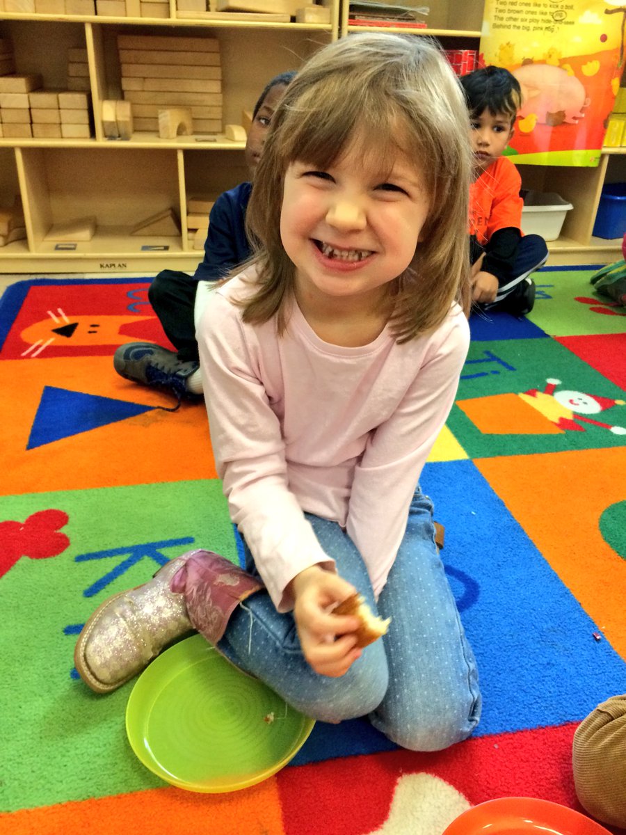 BilalsPreKClass's tweet photo. 🍎s from 🌳s, and 🥔s from the ground! On Day 4 of Hannukah with accompanied our cooked 🍎s with delicious latkes!! 🎉#foodsfromfarms #learningistasty @APSGardenHills @aps_OEL https://t.co/0KOaJZkYm9