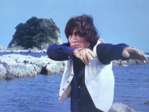 風見志郎の衣装といえばこの青シャツ、白ベストのイメージが強過ぎます