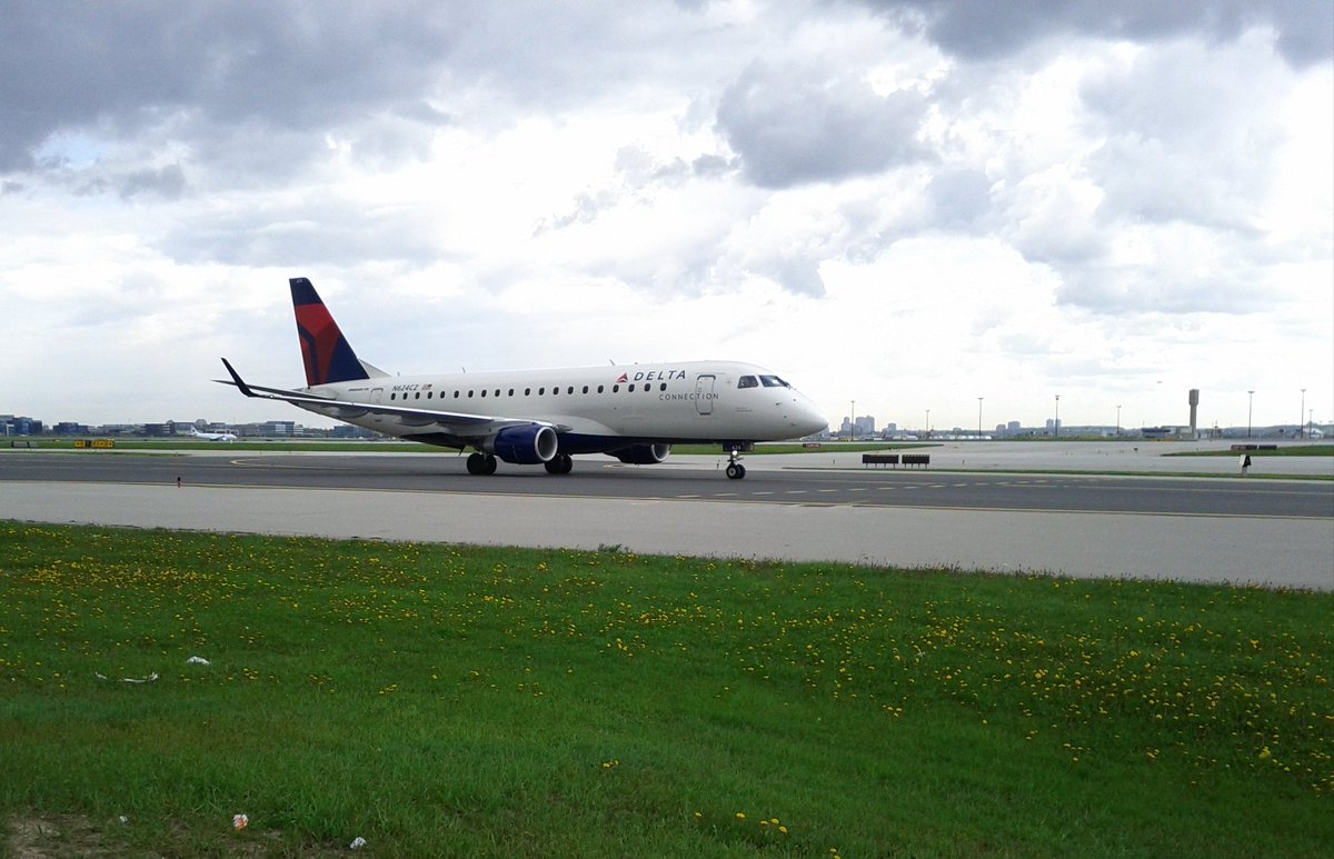 avgeekyyz's tweet photo. Embraer 175LR - Delta
N624CZ @Delta @avgeekyyz #E175
@AJtheAviator @Otachi13 #EMB
@PlaneBuddy #Embraer #Brazil
#America #USA #Delta #Airlines
#planespotting #avgeekyyz #ATL
#compassairlines #Avgeek #DL https://t.co/gzdcpnsvkk