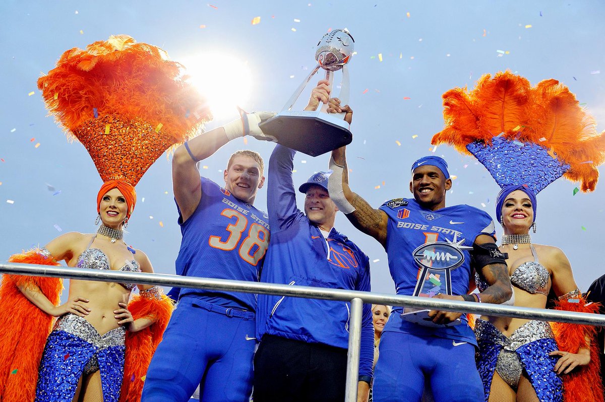 ESPNCFB's tweet photo. ✔️ Victory over Oregon
✔️ 11-win season
✔️ Most Vegas trophy presentation ever https://t.co/iE6nFJpslR