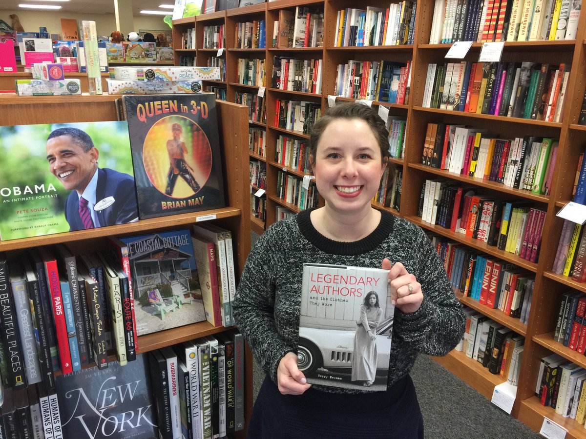 AndersonsBkshp's tweet photo. 🎼On the fifth day of bookseller Christmas, Jordan suggests you read Legendary Author and the Clothes They Wore by Terry Newman.🎼 #12DaysofBooksellerChristmas #ShopLocal #ShopIndie #LuvLaGrange https://t.co/5zT4yitDJm