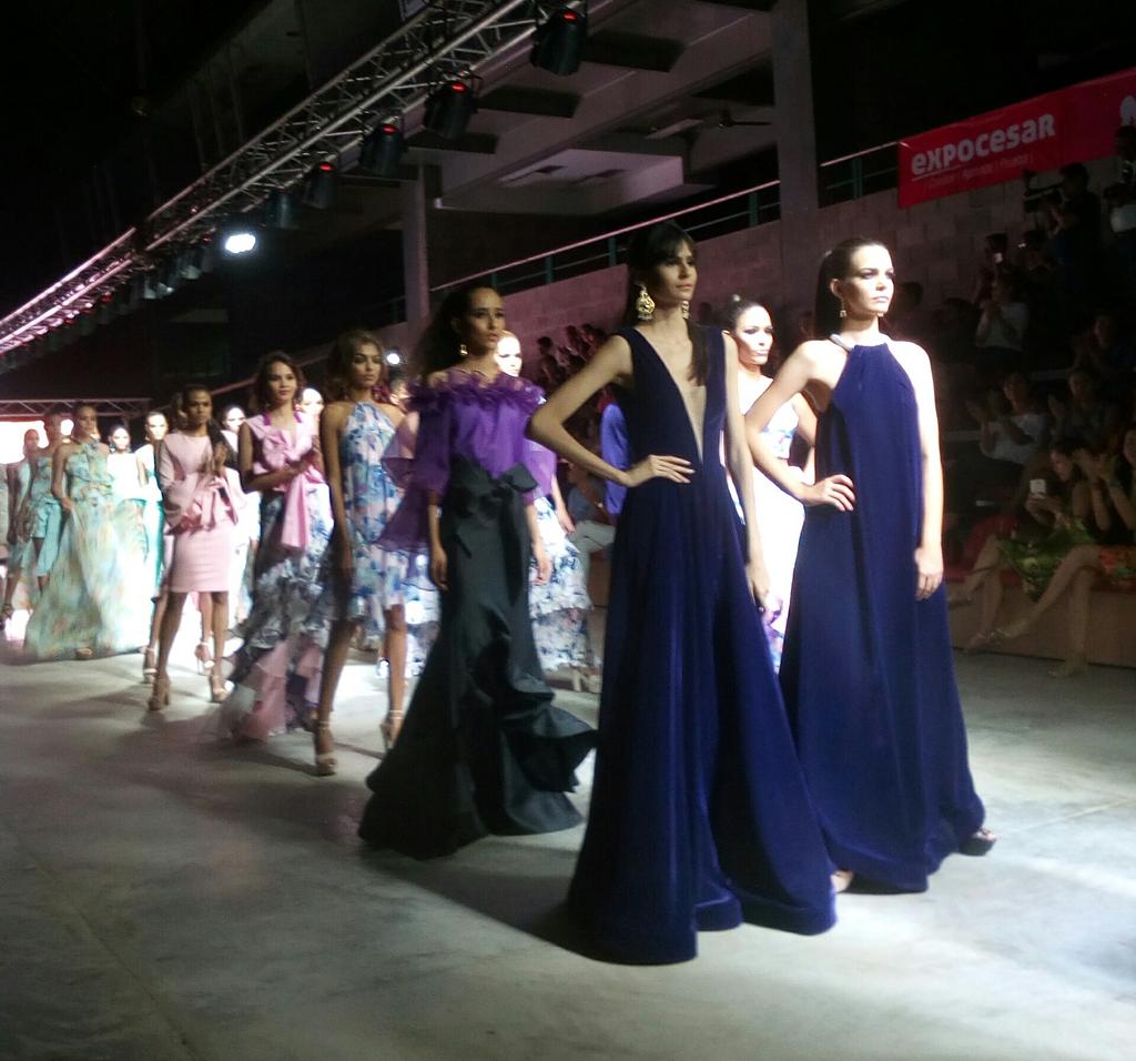 sanmichelle26's tweet photo. @Dario_Valencia en @ExpoCesar2017 #Valledupar #ColombiaEsSabrosura #fashionshow #Fashionista #modacolombiana #SeguroTeVaAEncantar https://t.co/3sStMTT1TQ