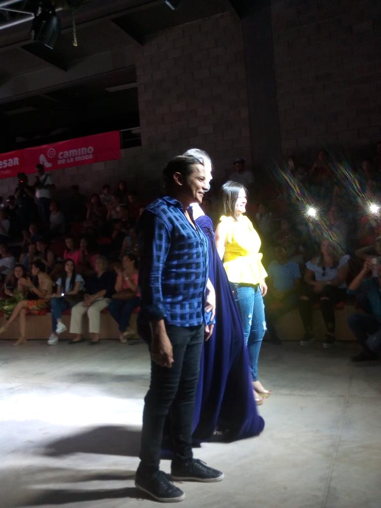 sanmichelle26's tweet photo. @Dario_Valencia en @ExpoCesar2017 #Valledupar #ColombiaEsSabrosura #fashionshow #Fashionista #modacolombiana #SeguroTeVaAEncantar https://t.co/3sStMTT1TQ