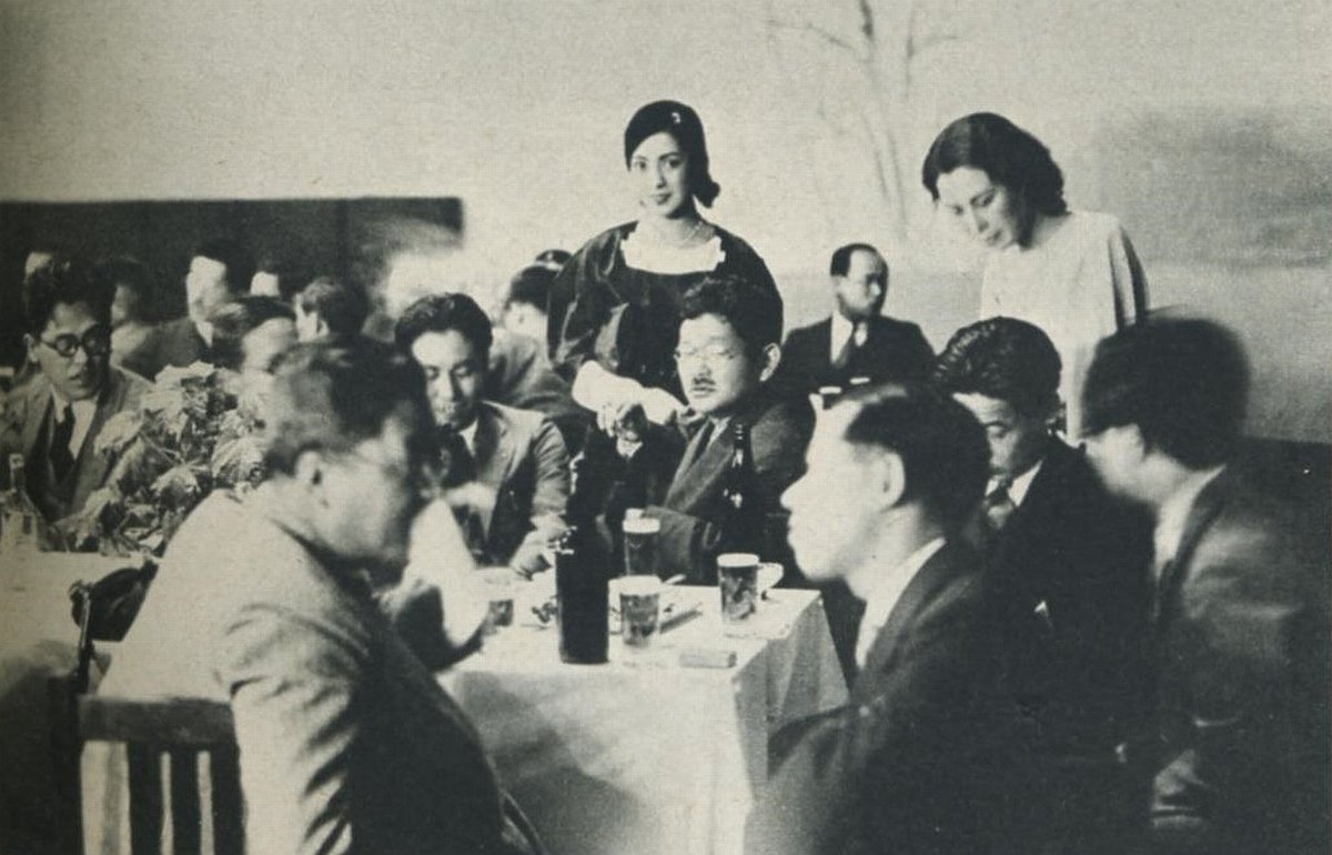 明治 大正 昭和の写真 على تويتر 作家シリーズです 菊池寛 18 1948 父帰る や 真珠婦人 などで人気作家になり1923年に 文藝春秋社 を設立し同名の雑誌を発刊 その後は大映の初代社長にもなっています 2枚目 社内でピンポンに熱中 3枚目 日本映画