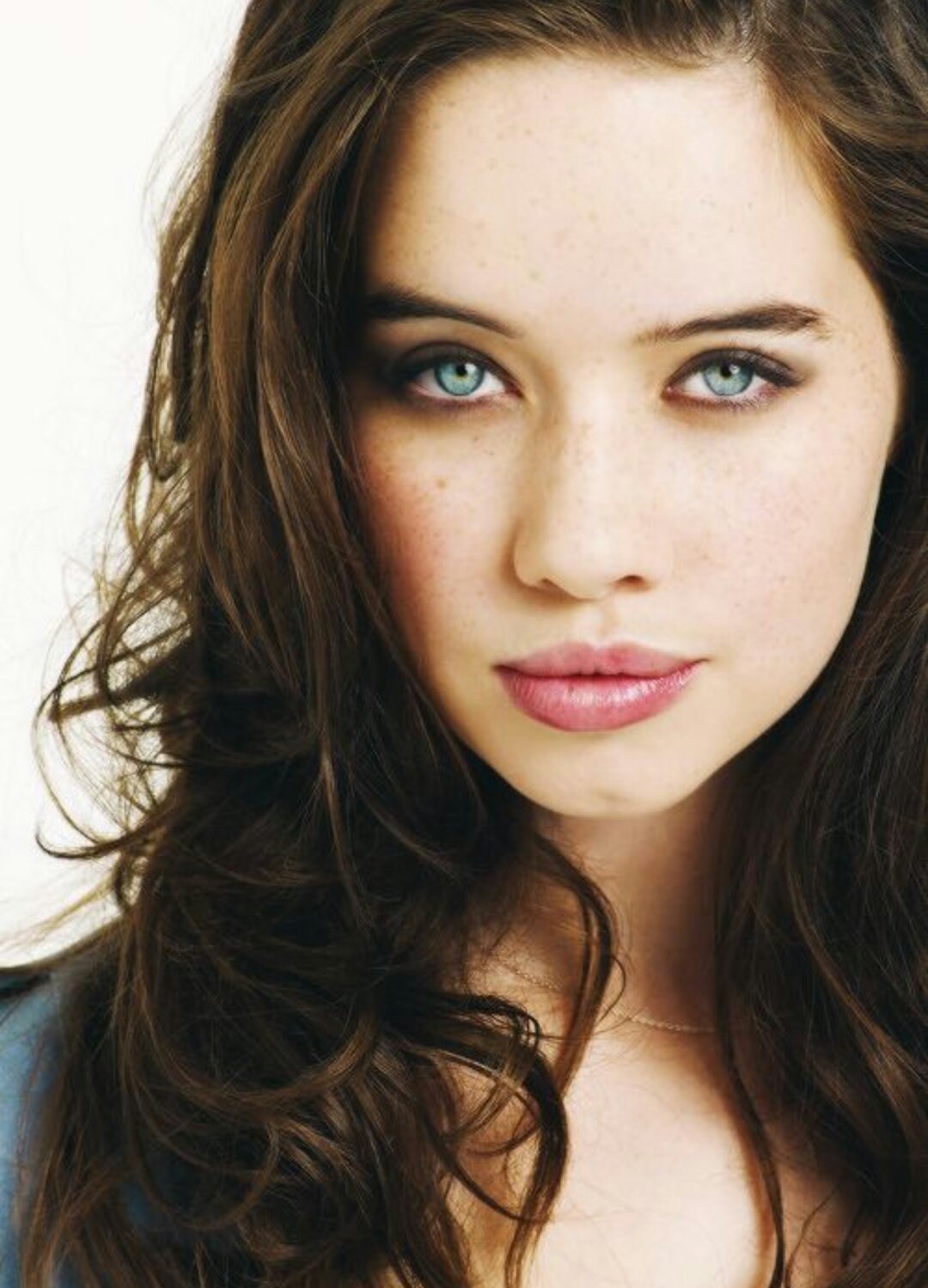  Happy Birthday To Anna Popplewell!     