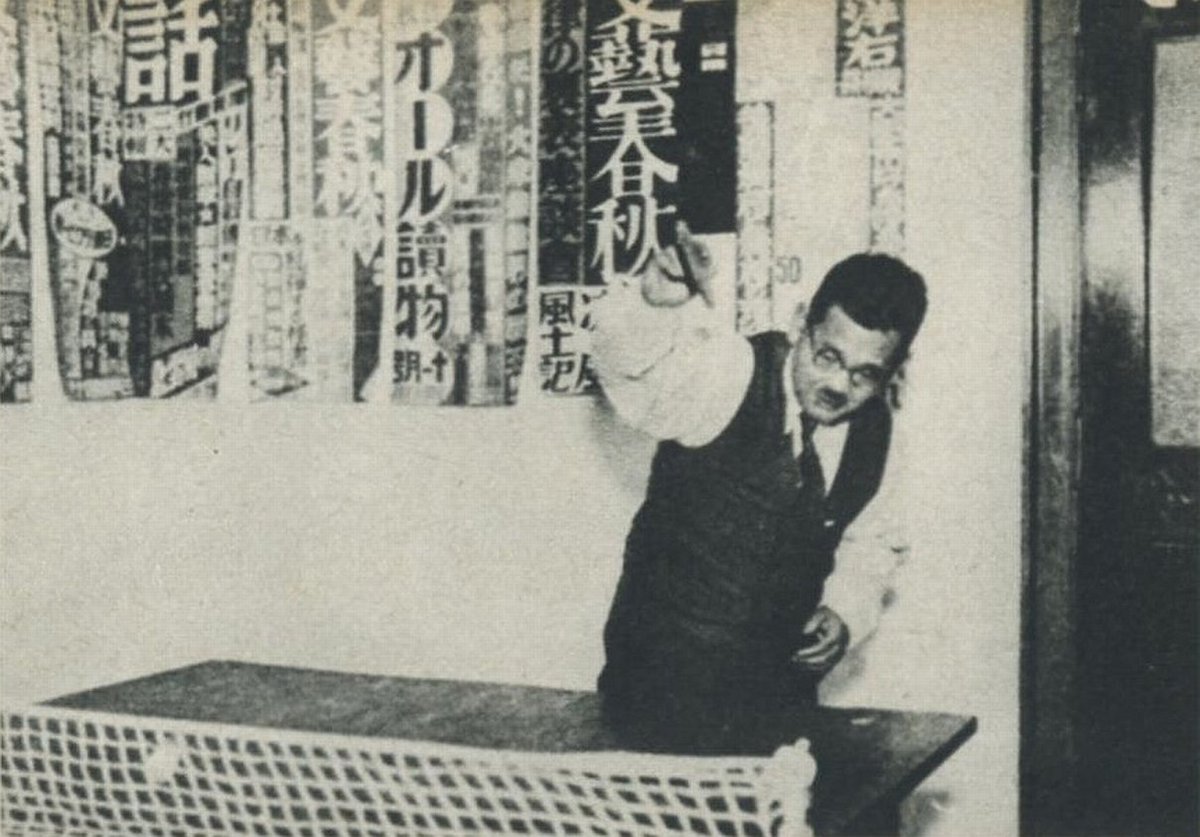 明治 大正 昭和の写真 على تويتر 作家シリーズです 菊池寛 18 1948 父帰る や 真珠婦人 などで人気作家になり1923年に 文藝春秋社 を設立し同名の雑誌を発刊 その後は大映の初代社長にもなっています 2枚目 社内でピンポンに熱中 3枚目 日本映画