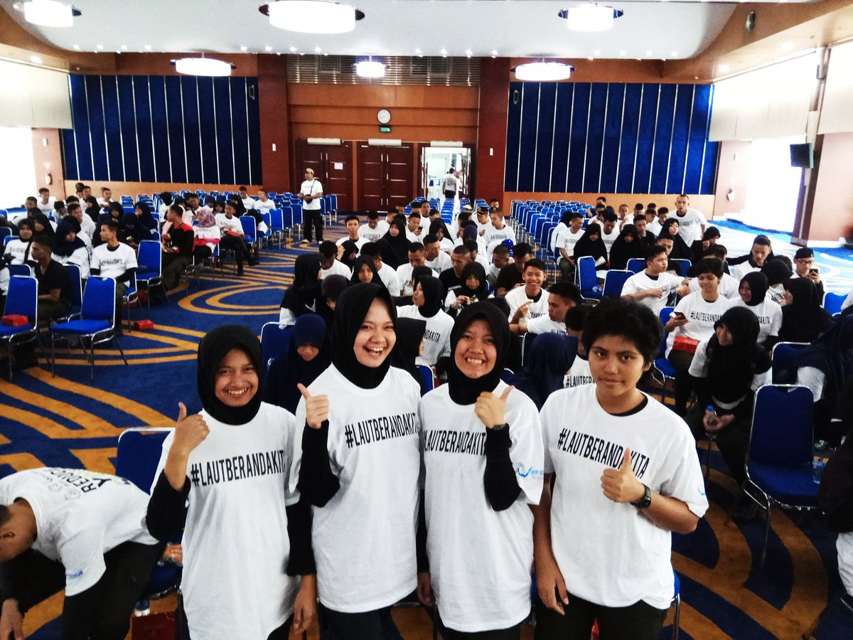 Taruna STP Jakarta rehat sejenak setelah ikuti fun walk KKP "Reduce Your Plastic Waste! " (17/12). <a href="/kkpgoid/">KKP RI</a> <a href="/susipudjiastuti/">Susi Pudjiastuti</a> @brsdm_STP_JKT