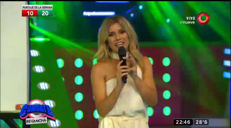 dancelaurita's tweet photo. Bella la conductora de #CombateBonus @laufer4 💣💗🎤 https://t.co/J2aebmWgvc